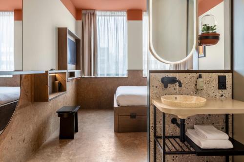 鹿特丹The Usual Rotterdam的酒店客房设有水槽和一张床