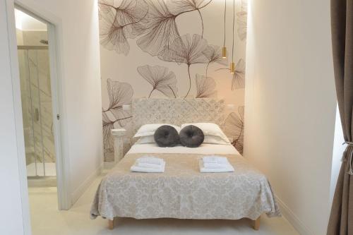 阿尔盖罗Casa Allegri的一间卧室配有一张床,上面有两条毛巾