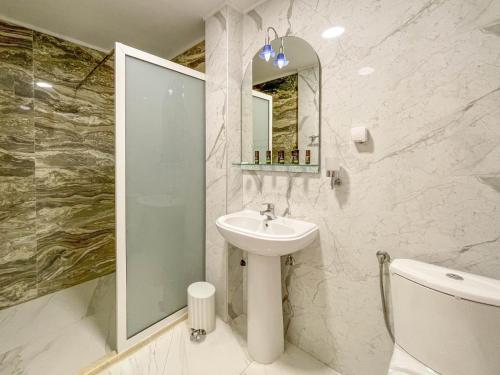 乌尔齐尼Imperial Hotel的白色的浴室设有水槽和镜子
