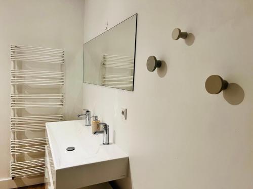 马斯特里赫特accademia00的白色的浴室设有水槽和镜子
