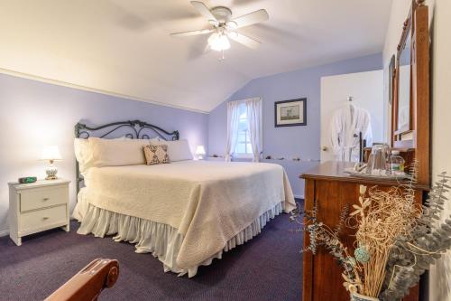 长滩Beachrunners Inn的一间卧室配有一张床和吊扇