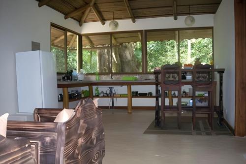 曼萨尼约Jungle Dreamz的带沙发的客厅和带窗户的厨房