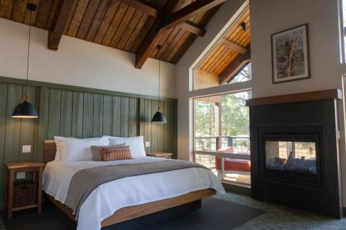 格罗夫兰Firefall Ranch Yosemite的一间卧室配有一张床和一个壁炉