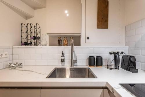 阿姆斯特丹Central Luxury Apartment的厨房配有水槽和台面