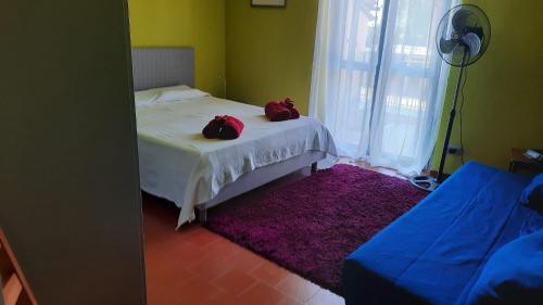 拉莫拉Casa Da Cristina Apartment Short Stay的一间卧室配有一张带两个红色枕头的床