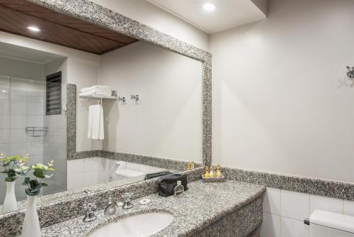 普雷图河畔圣若泽Hotel Nacional de Rio Preto - Distributed by Intercity的一间带水槽和镜子的浴室