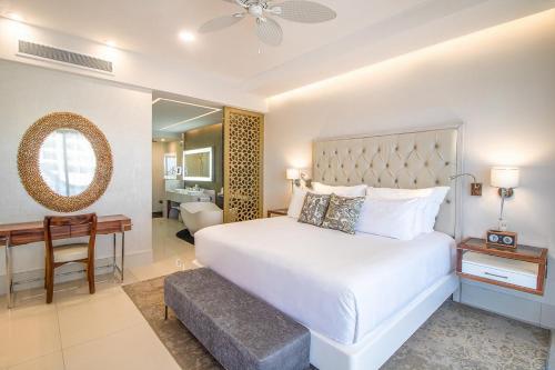 卡波圣卢卡斯Residential Retreat 2 Bedroom Suite Garza Blanca Los Cabos Resort & Spa的卧室配有一张白色大床和一张书桌