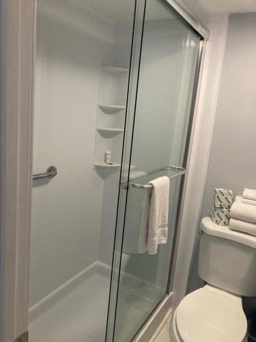 默特尔比奇水滨汽车旅馆的带淋浴和卫生间的浴室