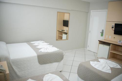 伊瓜苏SMART IGUASSU HOTEL的酒店客房设有两张床和电视。