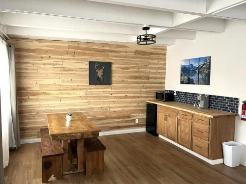 Wofford HeightsWofford Village Studios的厨房设有木墙和木桌。