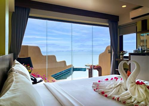 茶云莱海滩Baan Hin Sai Resort & Spa的海景卧室内的2个天鹅