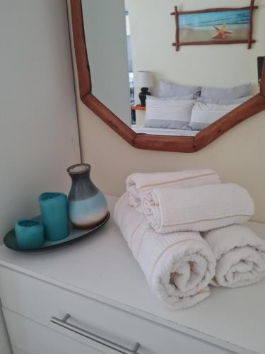 Kingsborough20 Almond Rd的浴室设有毛巾和梳妆台上的镜子