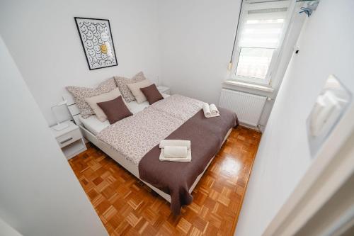 马里博尔Apartma Golob的小卧室配有带2盒床的床