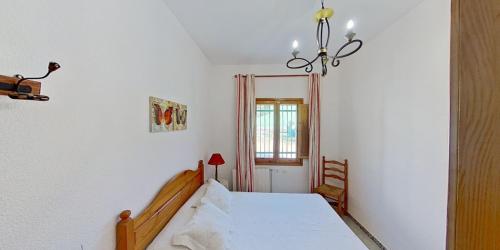 瓦伦西亚El Pincell的卧室配有白色的床和窗户。