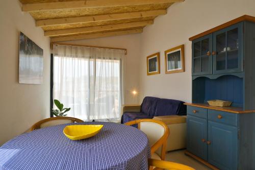 Cidade VelhaEncosta Azul Guesthouse的一间用餐室,配有一张桌子和黄色碗