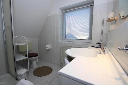 尼布尔Semi-detached house Nordseebrise Niebüll - DNS09100i-L的白色的浴室设有水槽和卫生间。