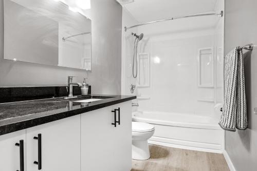 渥太华14 minutes from downtown, Luxury home in Nepean的一间带水槽、卫生间和淋浴的浴室