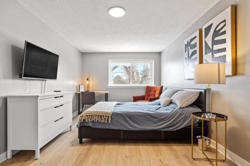 渥太华14 minutes from downtown, Luxury home in Nepean的一间卧室配有一张床和一台平面电视