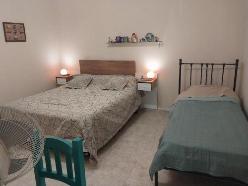 圣伊西德罗Lollapalooza muy cerca的卧室配有一张床和一张桌子及椅子