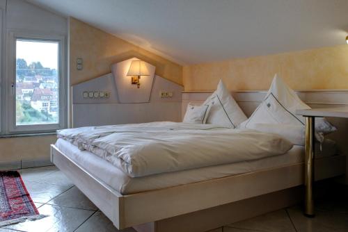施瓦尔巴赫Hotel Mühlenthal GmbH的卧室配有一张大白色床和窗户