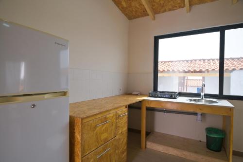 Cidade VelhaEncosta Azul Guesthouse的厨房设有水槽和窗户。