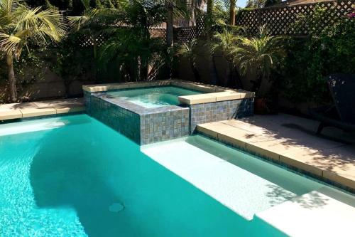 洛杉矶Venice Villa with pool, music studio的一个带砖墙的游泳池和一个游泳池