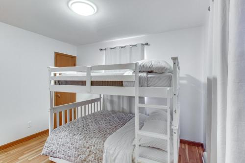 MerriamPet-Friendly Vacation Rental 10 Mi to Kansas City的一间卧室配有两张双层床。