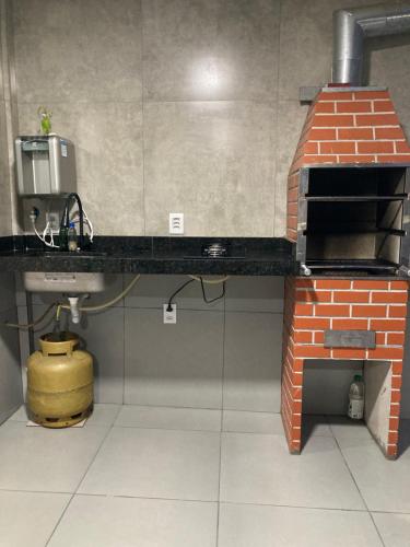 LeopoldinaCasa completa e confortável的厨房配有水槽和砖炉