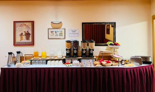 劳特布龙嫩洛萨别墅住宿加早餐旅馆的桌子上面有食物和饮料