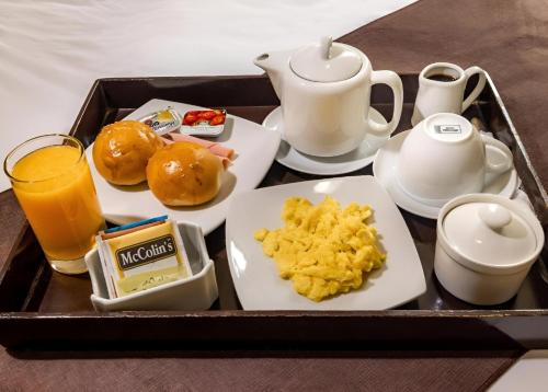 皮乌拉Dom Hotel的桌上的早餐盘