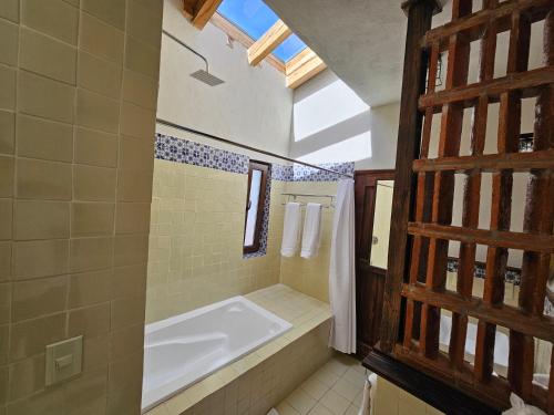 瓦斯卡坎波阿祖尔化斯卡酒店的带浴缸和盥洗盆的浴室