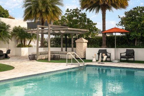 迈阿密海滩Sonder 17WEST的一个带凉亭和棕榈树的游泳池