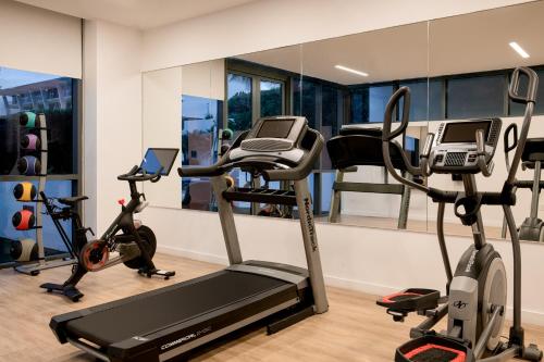 迈阿密海滩Sonder 17WEST的健身房设有两辆健身自行车和跑步机