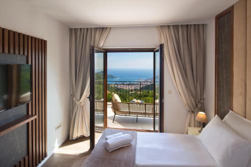 布德瓦Luxury Villa Flower的酒店客房设有一张床和一个阳台。