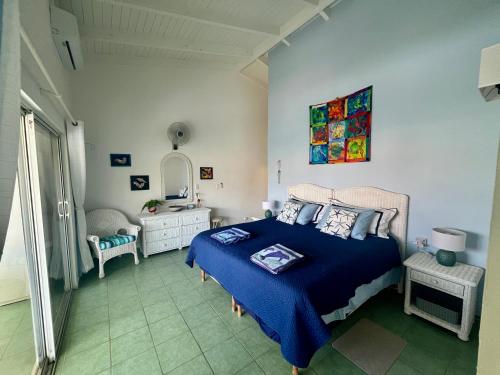 拉贡Lagoon Ocean Resort 2 bdrm/2bath with beach access的一间卧室配有一张带蓝色毯子的床