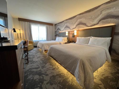 沃思堡沃斯堡北 - 化石溪假日酒店的酒店客房设有两张床和大窗户。