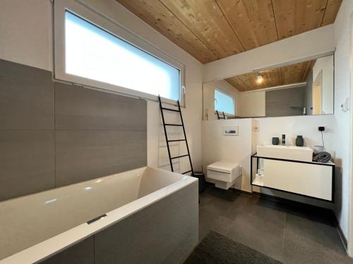 乌尔丁根-米赫尔霍芬STAY的一间带大浴缸和水槽的浴室