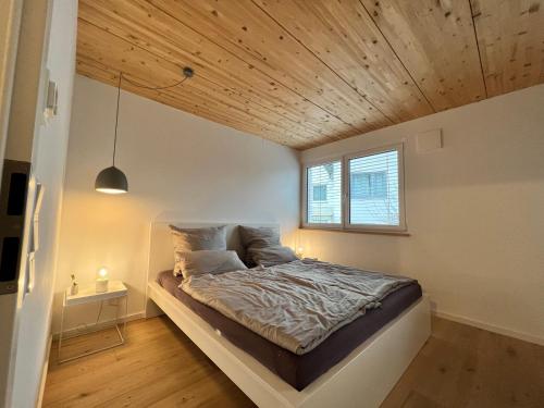 乌尔丁根-米赫尔霍芬STAY的木天花板的客房内的一张床位