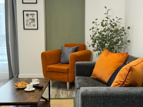 史云顿Modern One-Bedroom Apartment的客厅配有沙发和椅子