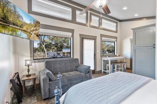 温伯利7A Ranch的一间卧室配有一张床、一张沙发和窗户。