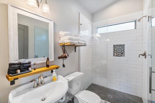 温伯利7A Ranch的一间带卫生间、水槽和镜子的浴室