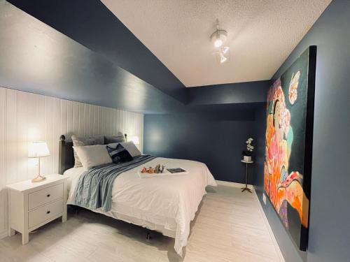 渥太华Golf Viwe house的一间卧室配有一张带蓝色墙壁的大床