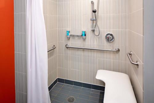 绿湾绿湾酒店的带淋浴和浴帘的浴室
