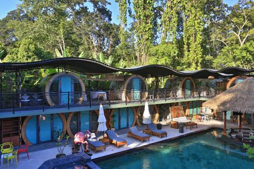 别霍港Saranda Boutique Hotel的一座带游泳池和度假村的酒店