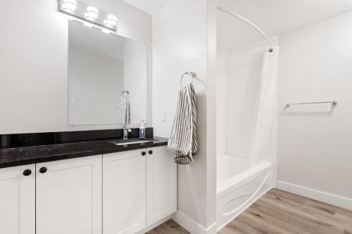 渥太华14 minutes from downtown, brand new home in Ottawa的白色的浴室设有水槽和淋浴。