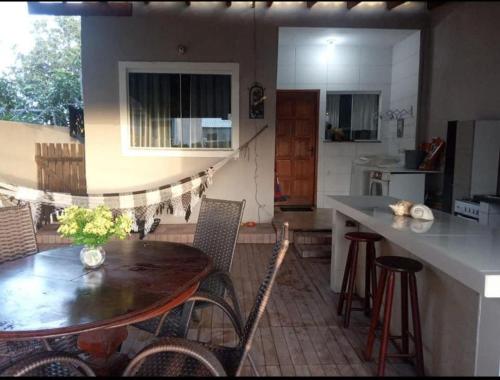 里约热内卢Casa a 40 minuto da praia的厨房以及带桌椅的用餐室。