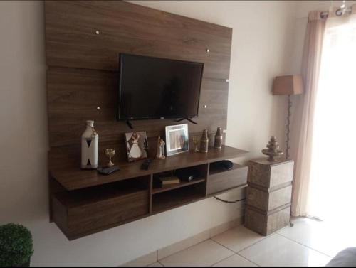 里约热内卢Casa a 40 minuto da praia的客厅设有壁挂式平面电视。