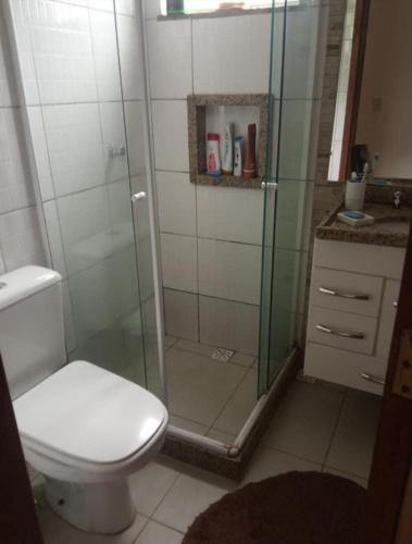 里约热内卢Casa a 40 minuto da praia的一间带卫生间和玻璃淋浴间的浴室