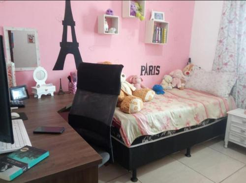 里约热内卢Casa a 40 minuto da praia的粉红色的卧室,床上有种动物