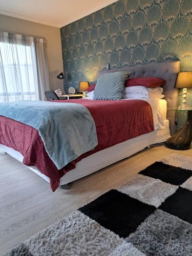芒格努伊山Sunbrae Beach luxury的一间卧室配有一张大床和地毯。
